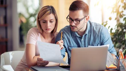 Mieten oder kaufen, fragt sich dieses Paar mit Blick auf die eigenen Finanzen.