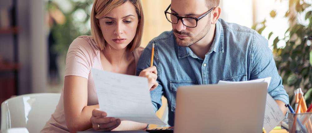 Mieten oder kaufen, fragt sich dieses Paar mit Blick auf die eigenen Finanzen.