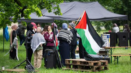 Teilnehmer bauen ein propalästinensisches Protestcamp auf dem Campus der Goethe-Universität auf.