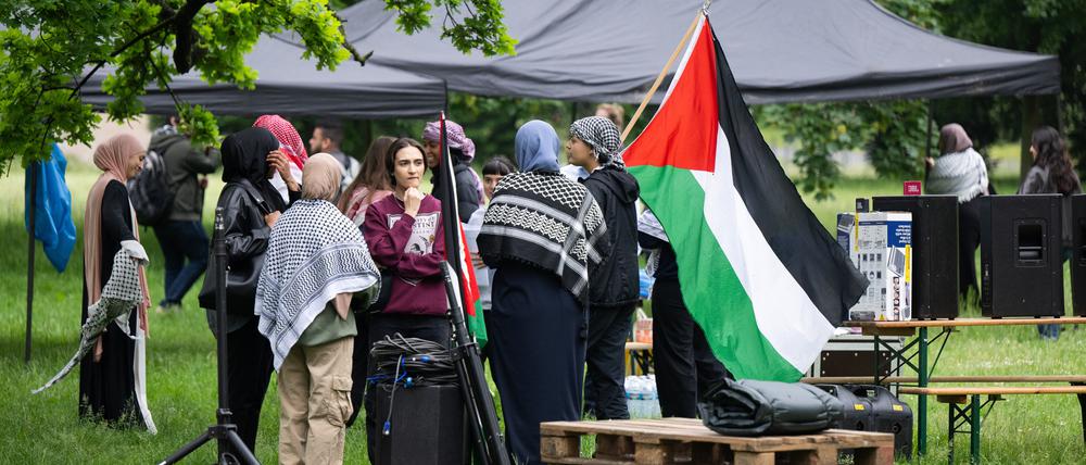 Teilnehmer bauen ein propalästinensisches Protestcamp auf dem Campus der Goethe-Universität auf.