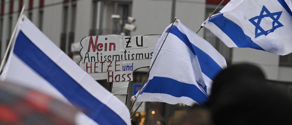 Pro-israelische Demonstranten der Initiative „Klare Kante gegen die Dämonisierung Israels“ stellen sich mit israelischen Fahnen und einem Plakat mit der Aufschrift „Nein zu Antisemitismus, Hetze und Hass“ Demonstranten in den Weg. (Symbolbild)