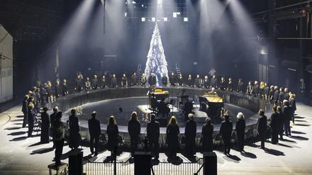 Geschlossene Gesellschaft: Der Rundfunkchor feiert ein Abendmahl mit Rossinis Wohlklängen. Probe zur  „Roten Messe“ in der MaHalla in Oberschöneweide.