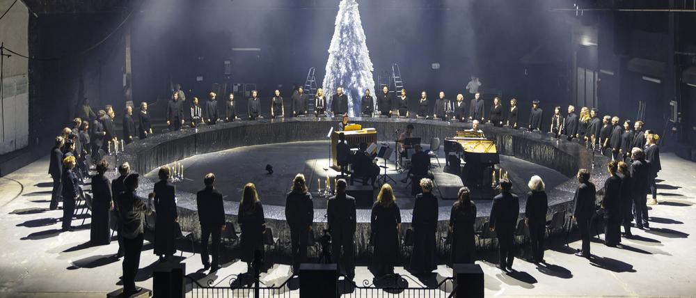 Geschlossene Gesellschaft: Der Rundfunkchor feiert ein Abendmahl mit Rossinis Wohlklängen. Probe zur  „Roten Messe“ in der MaHalla in Oberschöneweide.