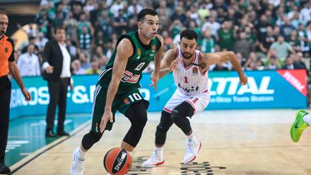 Kostas Sloukas (links) wechselte im vergangenen Sommer von Olympiakos Piräus zum Erzrivalen Panathinaikos Athen. 