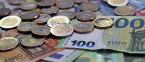 ILLUSTRATION - 15.05.2024, Bayern, Kaufbeuren: ILLUSTRATION Verschiedene Euro-Banknoten und Euro-Münzen liegen auf einem Tisch. (zu dpa: «Bedarf an staatlichen Bürgschaften stark gestiegen») Foto: Karl-Josef Hildenbrand/dpa +++ dpa-Bildfunk +++