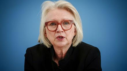 Monika Schnitzer, Vorsitzende, stellt das Frühjahrsgutachten 2024 des Sachverständigenrates Wirtschaft vor. 