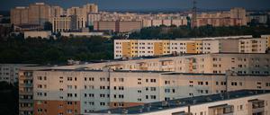 Plattenbauten stehen im Stadtteil Neu-Hohenschönhausen. Genossenschaftliche Bankvertreter rechnen in den kommenden Monaten überwiegend mit sinkenden Preisen für Häuser und Wohnungen in vielen Regionen Deutschlands.