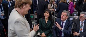 Entspannte Begrüßung: die ehemaligen Kanzler Angela Merkel und Gerhard Schröder beim Staatsakt zu „75 Jahre Grundgesetz“ auf dem Forum zwischen Bundestag und Bundeskanzleramt.