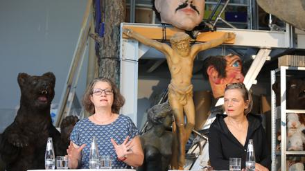 Chefdramaturgin Bettina Jantzen und Intendantin Bettina Jahnke stellen den Spielplan 2024/25 in der Kaschierwerkstatt des Hans Otto Theaters vor.