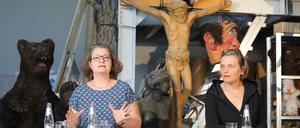 Chefdramaturgin Bettina Jantzen und Intendantin Bettina Jahnke stellen den Spielplan 2024/25 in der Kaschierwerkstatt des Hans Otto Theaters vor.