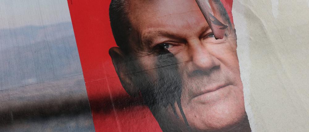 Zerstörtes Wahlplakat der SPD mit dem Konterfei von Olaf Scholz zur Europawahl 2024 in Geisweid. 
