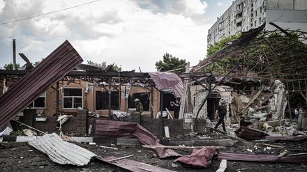 Trümmer liegen auf der Straße nach einem Bombeneinschlag im Wohnviertel Oleksyvka.