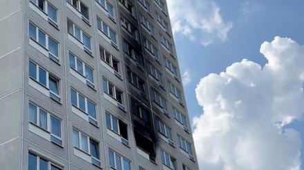 Ruß ist an der Fassade eines Hochhauses zu sehen. Bei einem Brand in dem Mehrfamilienhaus im Stadtteil Zentrum-Südost ist ein Mensch gestorben. 