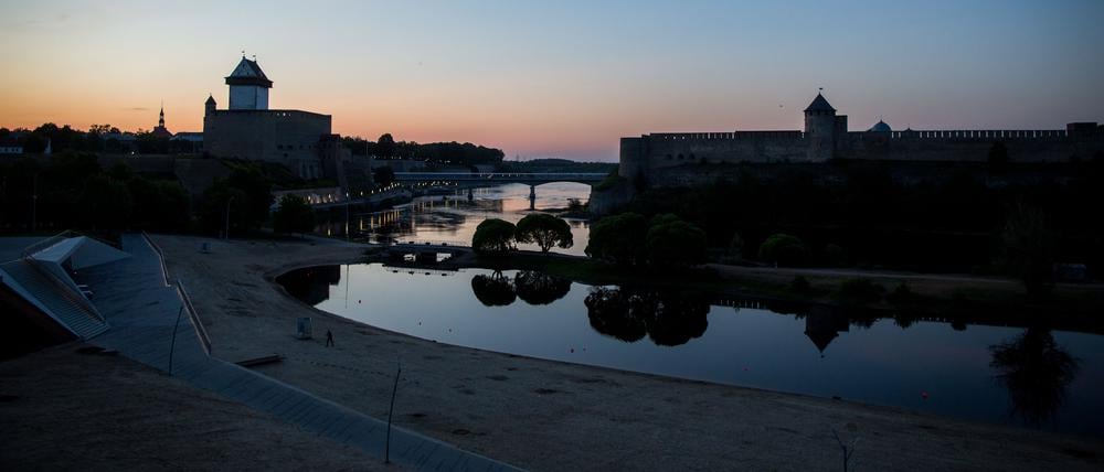 Der Fluss Narva liegt mittig zwischen der estnischen Stadt Narva und dem russischen Ort Iwangorod.