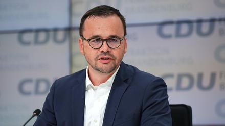 ARCHIV - 07.11.2023, Brandenburg, Potsdam: Jan Redmann, CDU-Landes- und Fraktionsvorsitzender, spricht während einer Pressekonferenz im Brandenburger Landtag. (zu dpa: «CDU-Landeschef strebt Politikwechsel an») Foto: Soeren Stache/dpa +++ dpa-Bildfunk +++