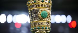 ARCHIV - 06.12.2023, Baden-Württemberg, Stuttgart: Fußball: DFB-Pokal, VfB Stuttgart - Borussia Dortmund, Achtelfinale, MHPArena. Das muss man zum Endspiel in Berlin zwischen dem 1. FC Kaiserslautern und Bayer Leverkusen abseits der sportlichen Aspekte wissen. (zu dpa: «Tickets, Feste, Leinwände: Das müssen Fans zum Pokalfinale wissen») Foto: Tom Weller/dpa +++ dpa-Bildfunk +++