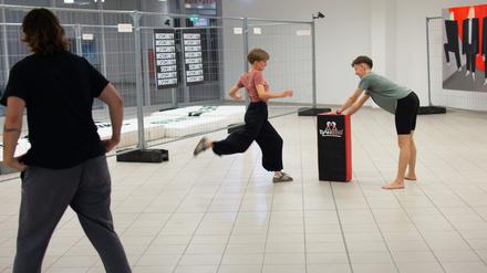 Selbstverteidigungskurs während einer Ausstellung.