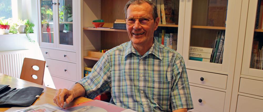 Der 85-jährige Manfred Brandt leitet wöchentlich einen Englischkurs im Pestalozzi-Treff in Marzahn-Hellersdorf, obwohl er die Sprache erst als Rentner gelernt hat.