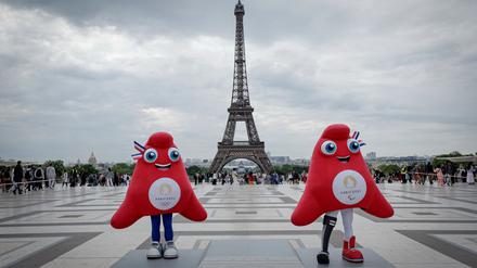 Die Phryges, Maskottchen der Olympischen Spiele in Paris und der Paralympischen Spiele , sind vor dem Eifelturm zu sehen.
