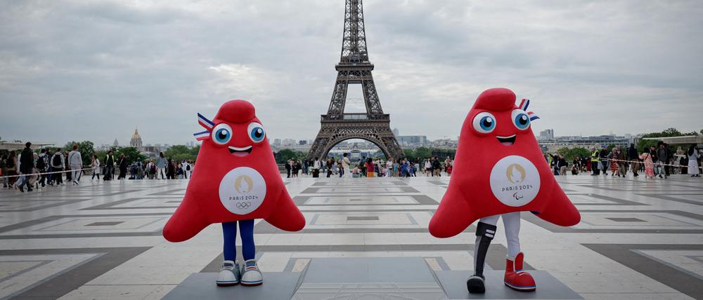 Die Phryges, Maskottchen der Olympischen Spiele in Paris und der Paralympischen Spiele , sind vor dem Eifelturm zu sehen.