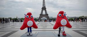 Die Phryges, Maskottchen der Olympischen Spiele in Paris und der Paralympischen Spiele , sind vor dem Eifelturm zu sehen.