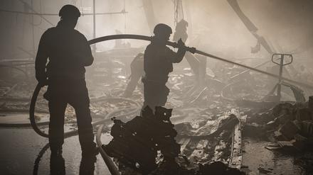 Um 11 Uhr vormittags am Donnerstag schlugen zwei S300-Flugabwehrraketen auf dem Gelände der Druckerei in Charkiw ein.