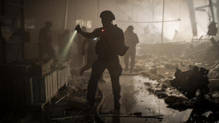 Rettungskräfte suchen nach einem Luftangriff auf Charkiw nach Überlebenden.