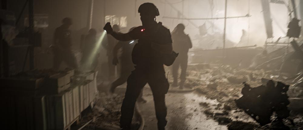 Rettungskräfte suchen nach einem Luftangriff auf Charkiw nach Überlebenden.