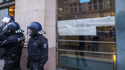 Pro-Palästina-Demonstranten besetzen HU-Gebäude, sozialwissenschaftlichen Institut der Berliner Humboldt-Uni.