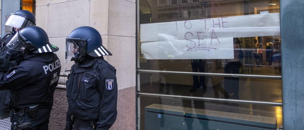 Pro-Palästina-Demonstranten besetzen HU-Gebäude, sozialwissenschaftlichen Institut der Berliner Humboldt-Uni.