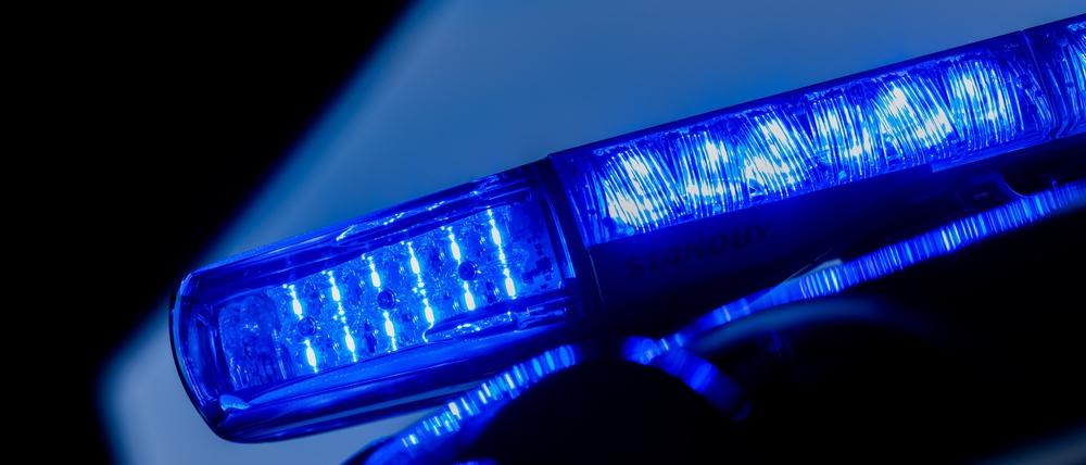 Ein leuchtendes Blaulicht auf einem Einsatzfahrzeug. 