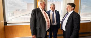 Karl-Josef Laumann, Arbeitsminister in Nordrhein-Westfalen (von links), spricht mit EU-Kommissar Nicolas Schmit und dem EU-Abgeordneten Dennis Radtke in Duisburg über die Transformation der Stahlindustrie.