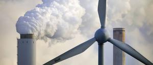 Windrad und Schornsteine des Kraftwerks Walsum, Deutschland, Nordrhein-Westfalen, Niederrhein, Walsum / Duisburg wind turbine and smokestacks of power plant Walsum, Germany, North Rhine-Westphalia, Lower Rhine, Walsum / Duisburg BLWS452304 Copyright: xblickwinkel/P.xSchuetzx  