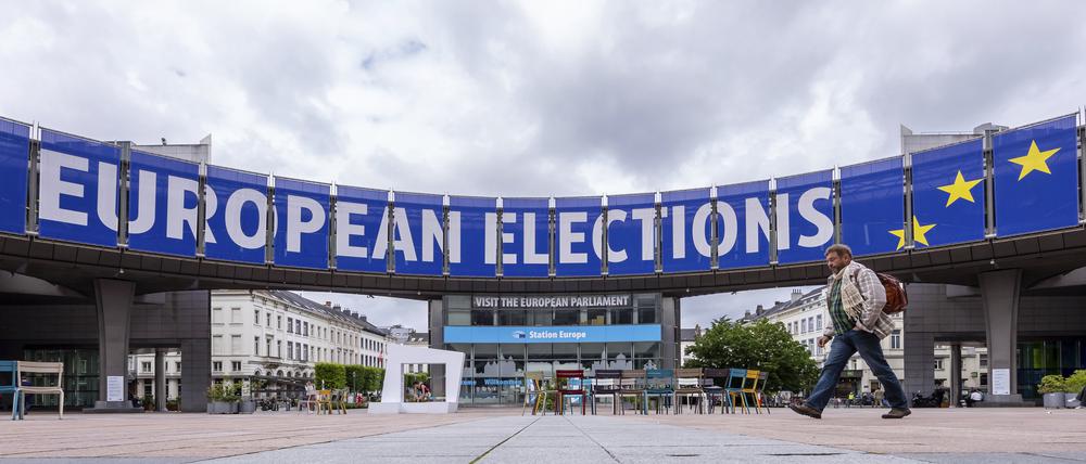 dpatopbilder - 23.05.2024, Belgien, Brüssel: Ein Mann geht vor dem Europäischen Parlament vor einer Debatte mit den Spitzenkandidaten für die Wahlen zum Europäischen Parlament. Die Spitzenkandidatinnen und -kandidaten der großen europäischen Parteienfamilien für das Amt der Kommissionspräsidentin bzw. des Kommissionspräsidenten debattieren über ihre Visionen für Europa und die aktuellen politischen Herausforderungen der EU. Foto: Geert Vanden Wijngaert/AP/dpa +++ dpa-Bildfunk +++