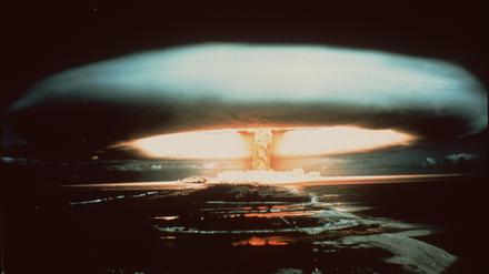 Symbol nuklearer Macht: Ein gewaltiger Atompilz steigt 1971 über dem Mururoa-Atoll auf – Folge eines französischen Atomtests im Südpazifik.