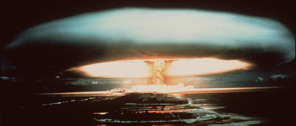 Symbol nuklearer Macht: Ein gewaltiger Atompilz steigt 1971 über dem Mururoa-Atoll auf – Folge eines französischen Atomtests im Südpazifik.