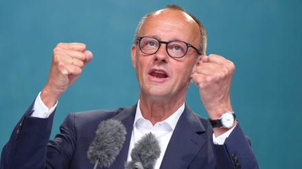 CDU-Vorsitzender Friedrich Merz mit kraftvoller Handgeste bei seiner Rede auf einer Wahlkampffveranstaltung.