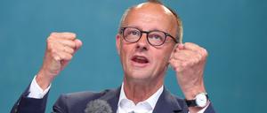 CDU-Vorsitzender Friedrich Merz mit kraftvoller Handgeste bei seiner Rede auf einer Wahlkampffveranstaltung.