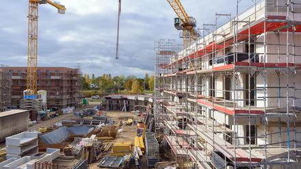 Brandenburg, Potsdam: Gerüste stehen an den Rohbauten der Häuser an der Peter-Huchel-Straße. 