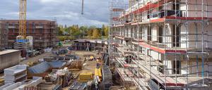 Brandenburg, Potsdam: Gerüste stehen an den Rohbauten der Häuser an der Peter-Huchel-Straße. 