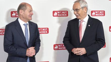 Parteifreunde: Bundeskanzler Olaf Scholz (l.) und der Vorsitzende der IG BCE, Michael Vassiliadis.