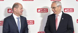 Parteifreunde: Bundeskanzler Olaf Scholz (l.) und der Vorsitzende der IG BCE, Michael Vassiliadis.