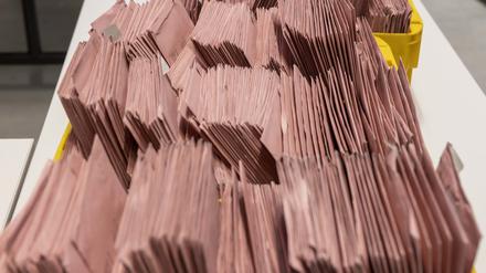 Briefwahl für die Europawahl am 9. Juni 2024, die ankommenden Briefwahl Unterlagen werden in die entsprechende Urne einsortiert. (Symbolbild)