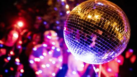 Eine Diskokugel dreht sich im Volkspark Hasenheide bei einer Party.