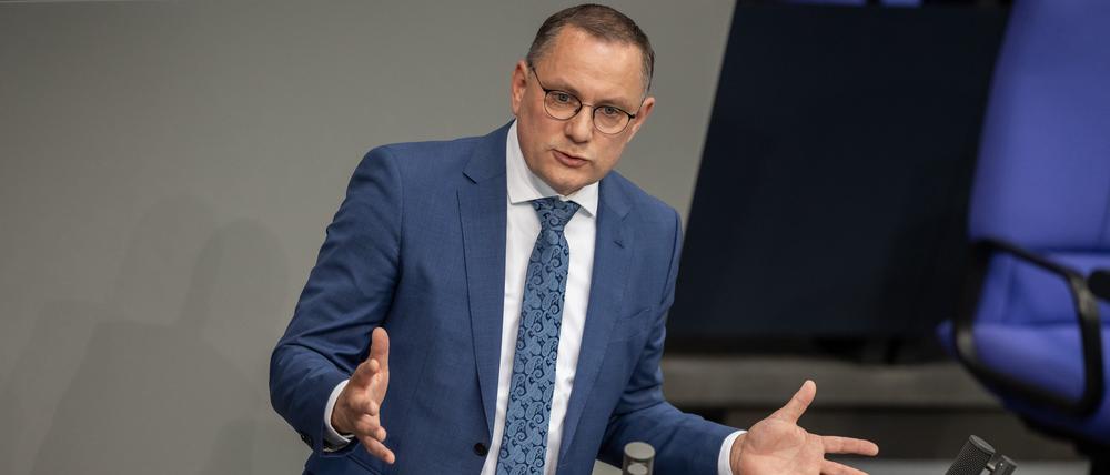 Tino Chrupalla, AfD-Bundesvorsitzender und Fraktionsvorsitzender der AfD, spricht im Bundestag.