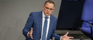 Tino Chrupalla, AfD-Bundesvorsitzender und Fraktionsvorsitzender der AfD, spricht im Bundestag.
