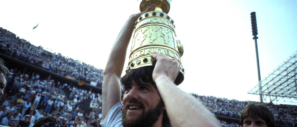 Den DFB-Pokal hat er schon als Spieler gewonnen. Friedhelm Funkel 1985 nach dem Sieg mit Bayer Uerdingen gegen den FC Bayern.