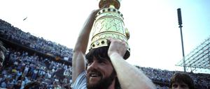 Den DFB-Pokal hat er schon als Spieler gewonnen. Friedhelm Funkel 1985 nach dem Sieg mit Bayer Uerdingen gegen den FC Bayern. 