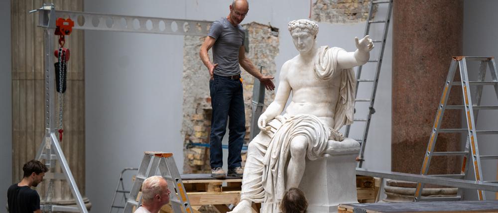 Restaurator Steffen Werner (oben) und sein Team besprechen bei einem Pressetermin im Miletsaal im Pergamonmuseum die Vorbereitung der Skulptur.
