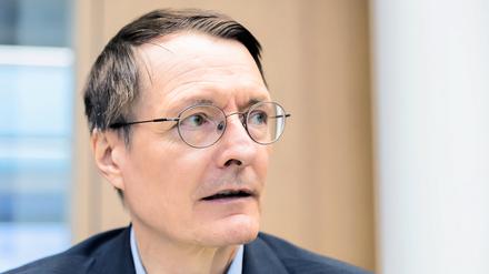 Karl Lauterbach (SPD), Bundesminister für Gesundheit, sitzt zu Beginn der «Fortschrittskonferenz zum Hitzeschutzplan für Gesundheit» im Bundesministerium für Gesundheit.